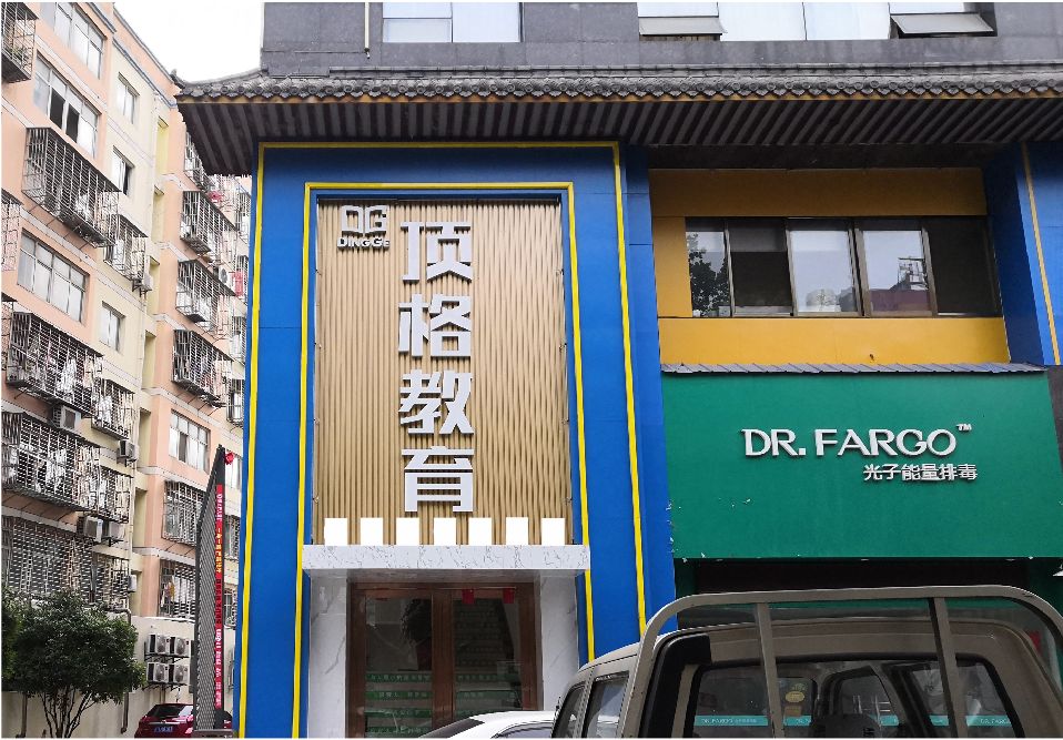 洛宁门头设计要符合门店特色。