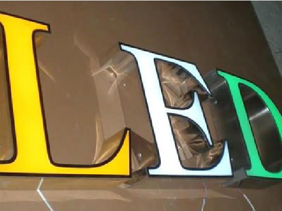 洛宁介绍LED招牌的基础知识。